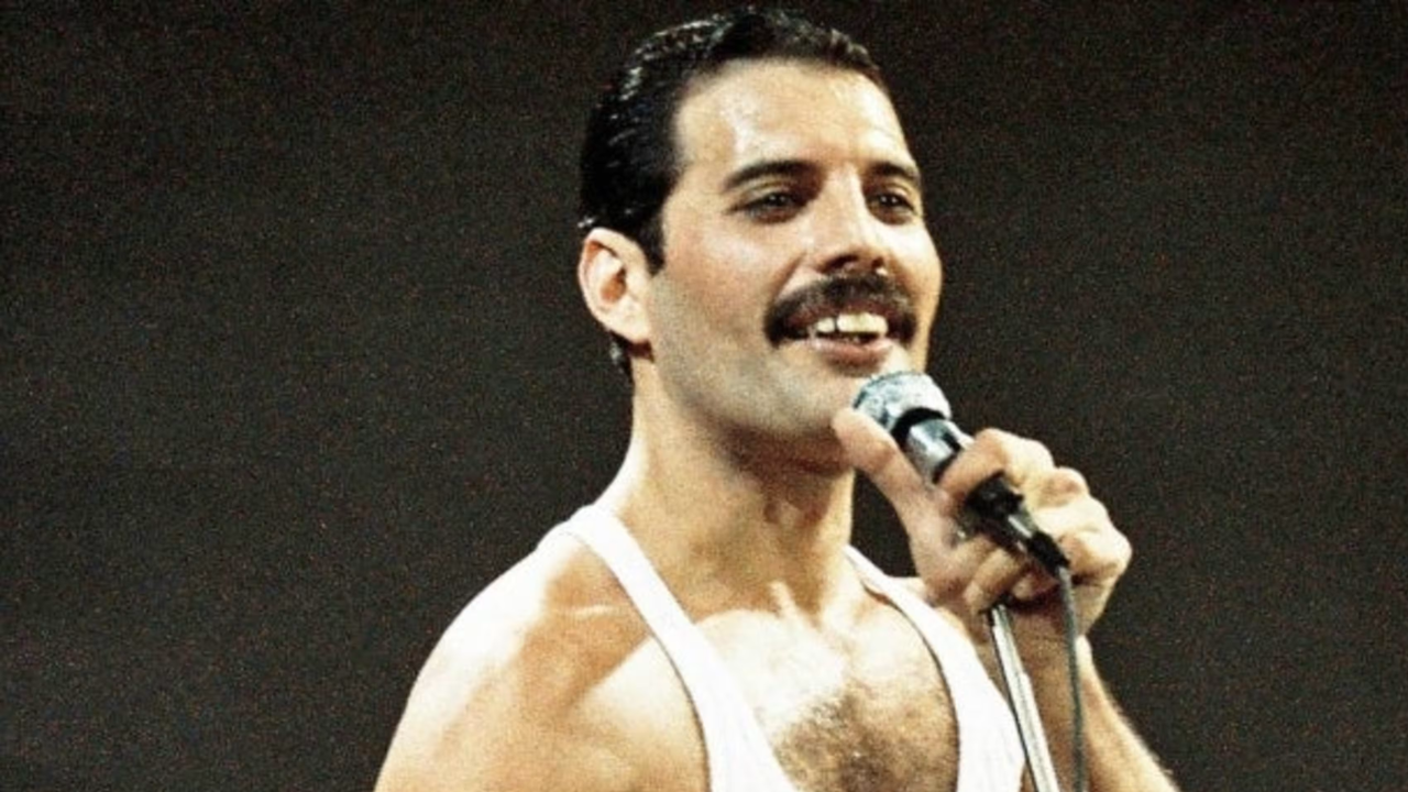 I like to be surrounded by splendid things. - Freddie Mercury